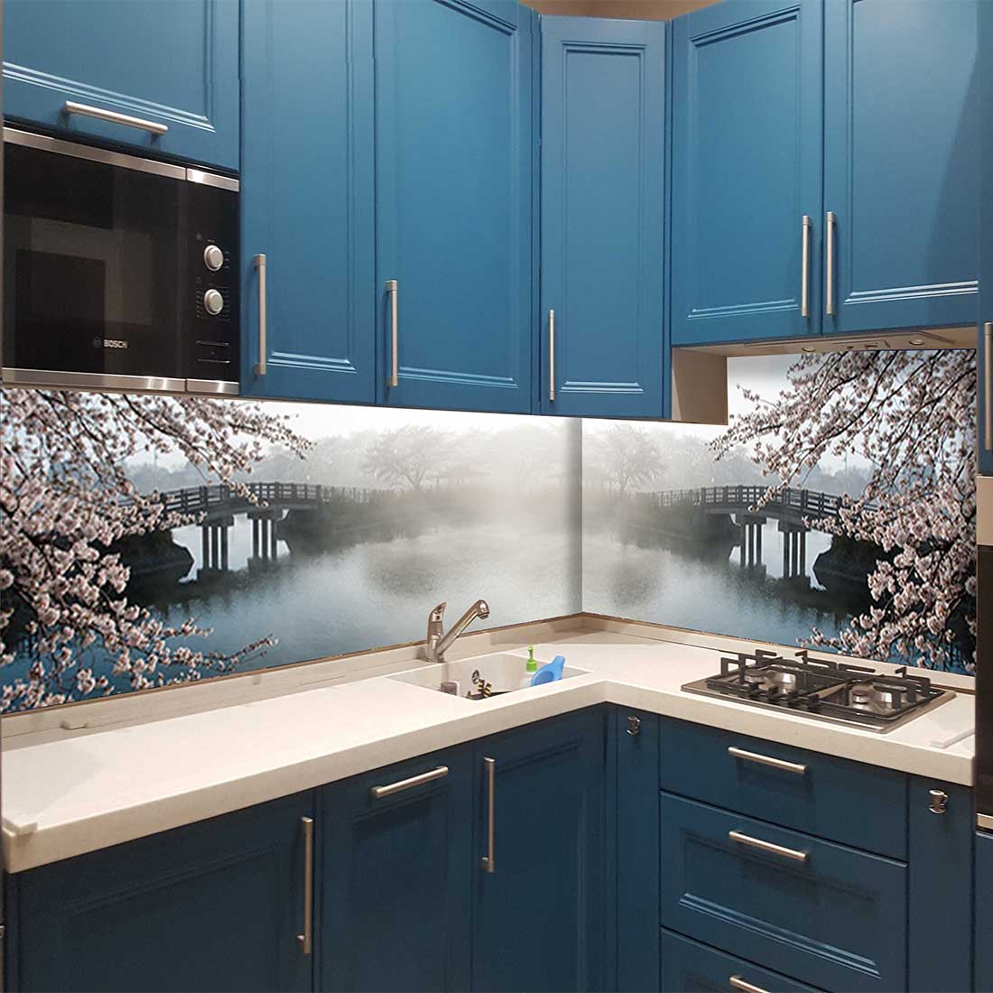 Стеклянные кухонные фартуки — виды стекол и декора настенных панелей