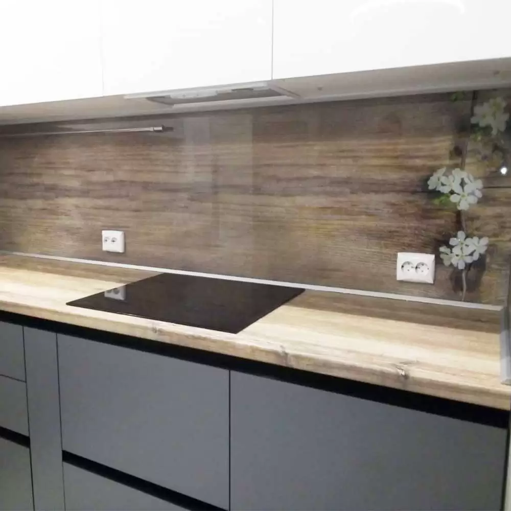 серая кухня с фартуком