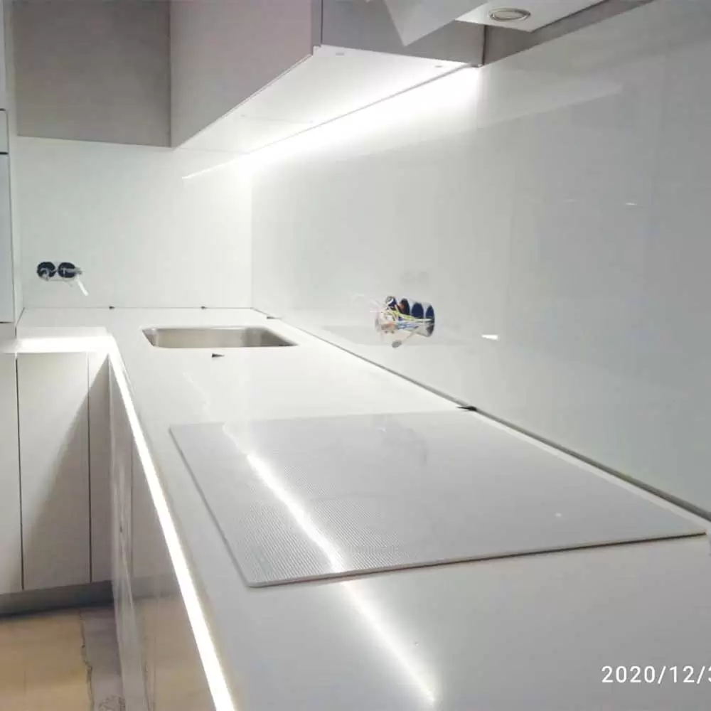 Фото подсветки на кухне фартука