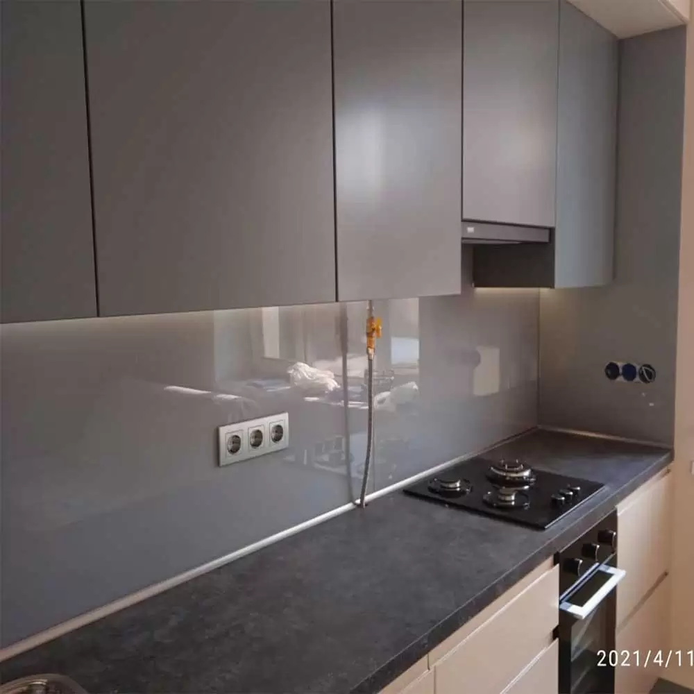 Стеклянный фартук для кухни однотонный фото