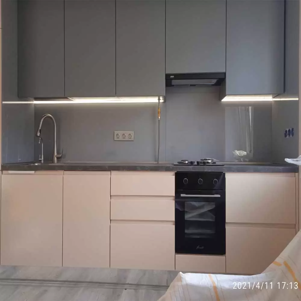 Фото кухни со стеклянным фартуком серого цвета