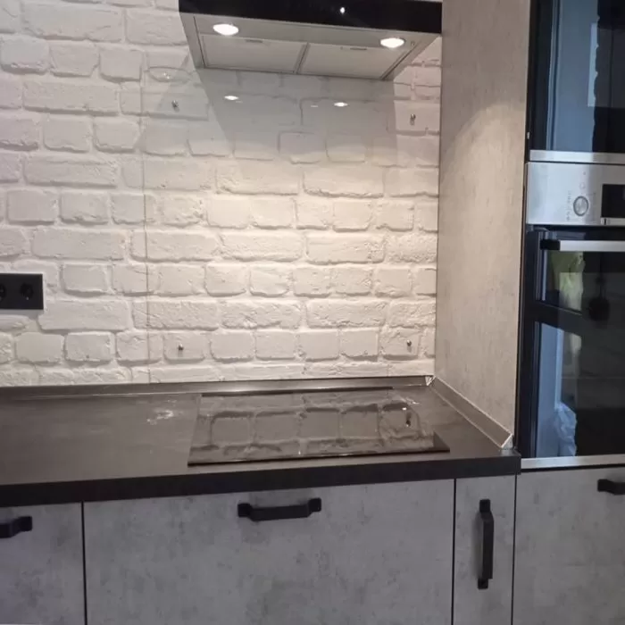 Фото защитной панели для кухни из стекла