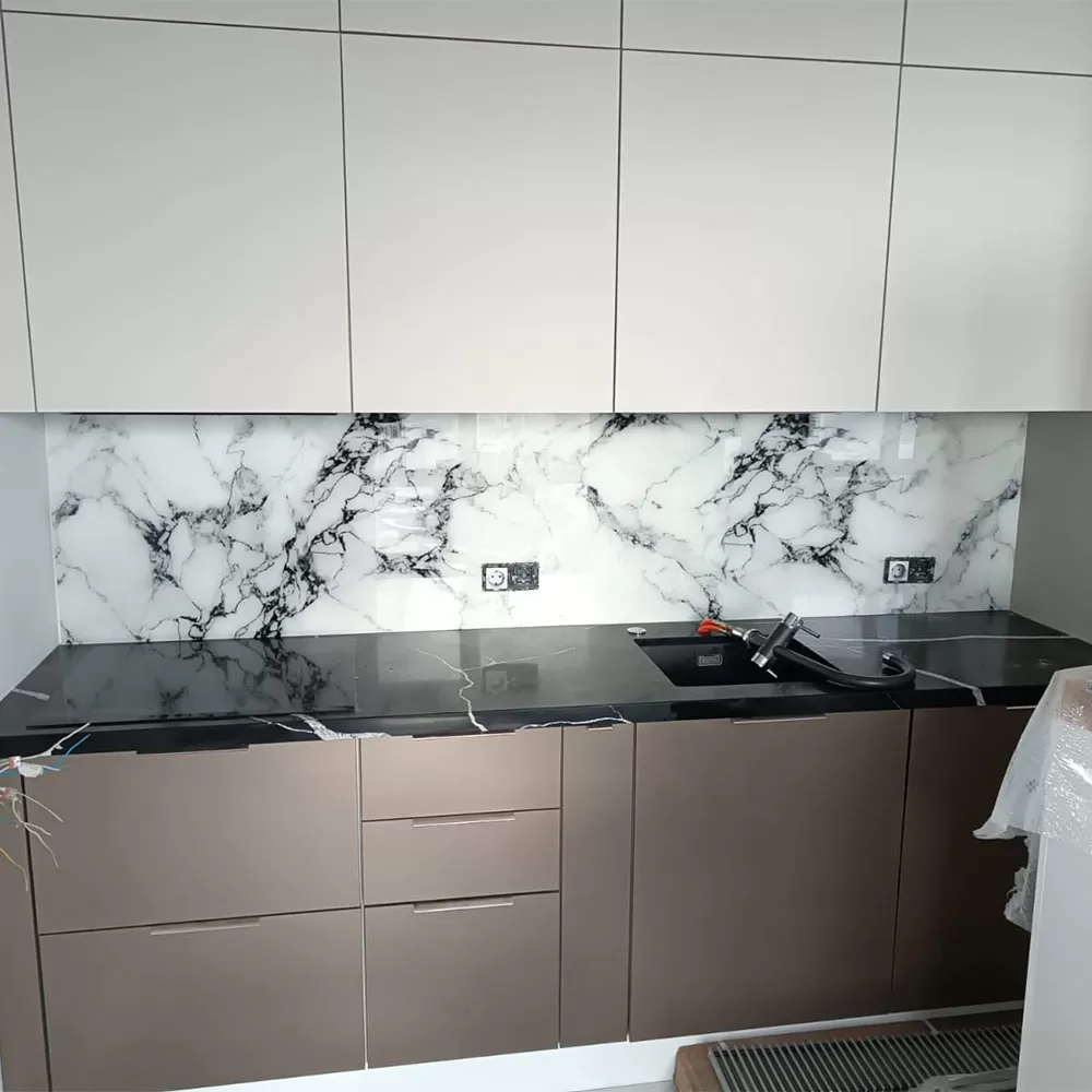 Фото фартука из стекла с рисунком под мрамор